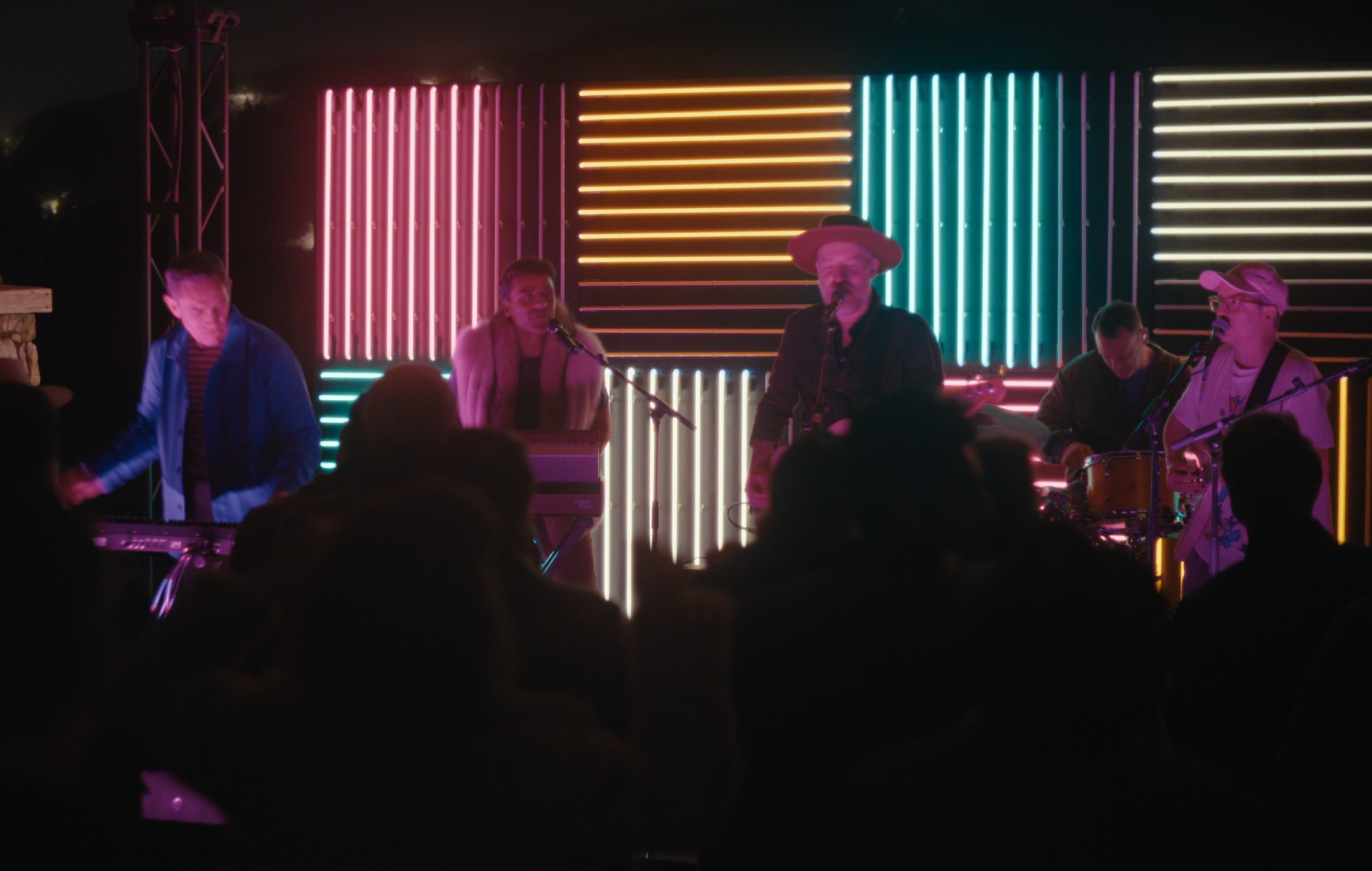 Oscar Isaac om at optræde med Hot Chip i 'Beef' sæson to