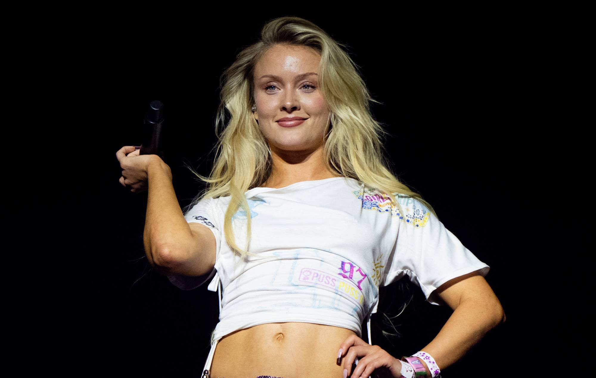 Zara Larsson annoncerer 'Brat'-inspireret deluxe-album med PinkPantheress, Robyn, Shakira og flere