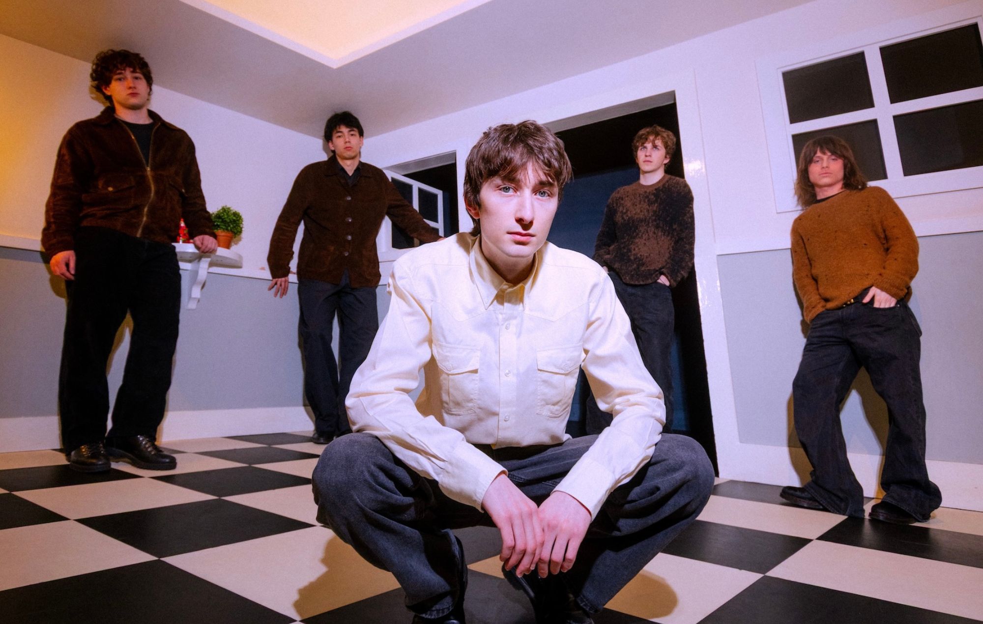 Gæstelisten annoncerer debutalbummet 'Something Real' med følelsesladet single 'You Should Care'