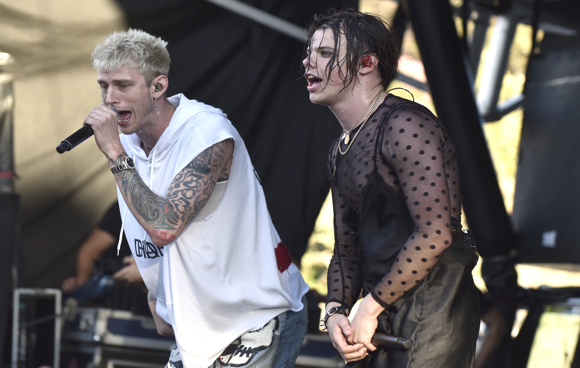 MGK mærker Yungblud som en "prædikende wanker med sølvske" og beder ham om at "holde kæft"