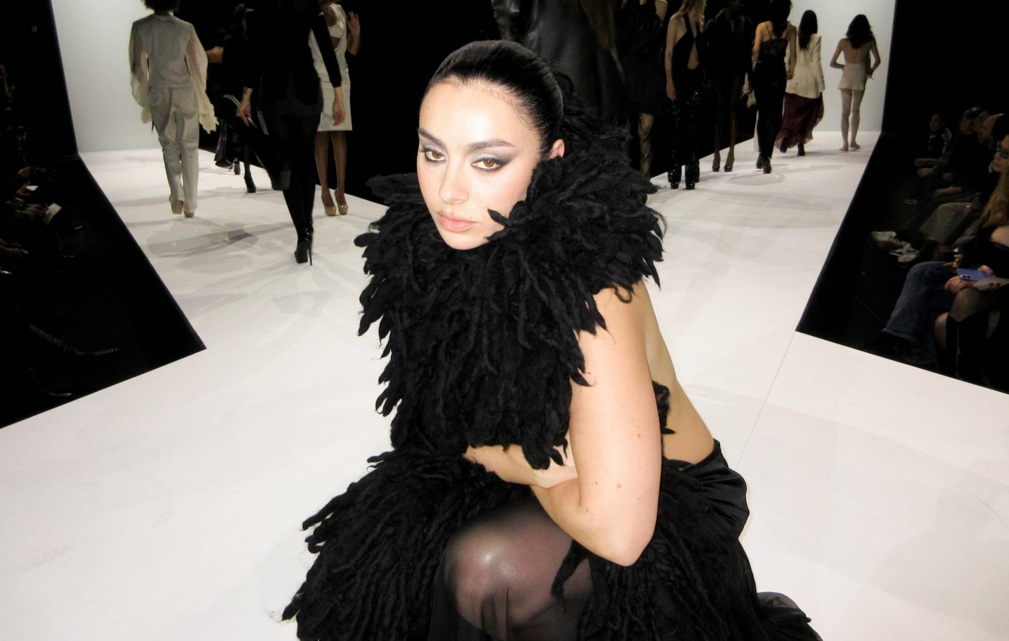 Charli XCX deler 'Playboy Bunny', den punky B-side til den nye single 'SS26'