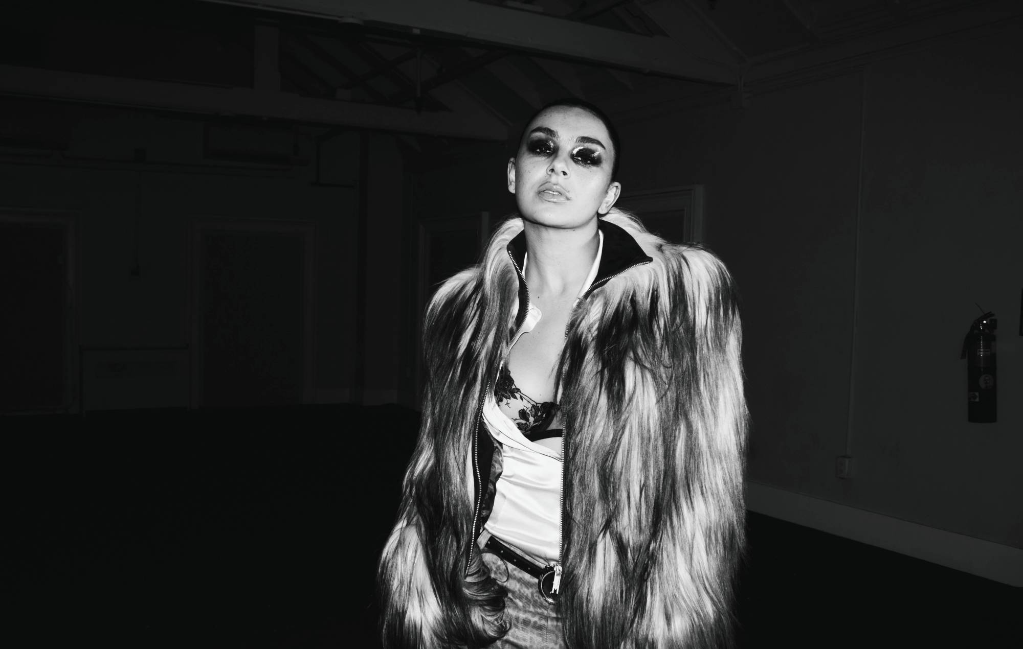Charli XCX går på landingsbanen i Paris "straight to hell" på den grusomme nye single 'SS26'