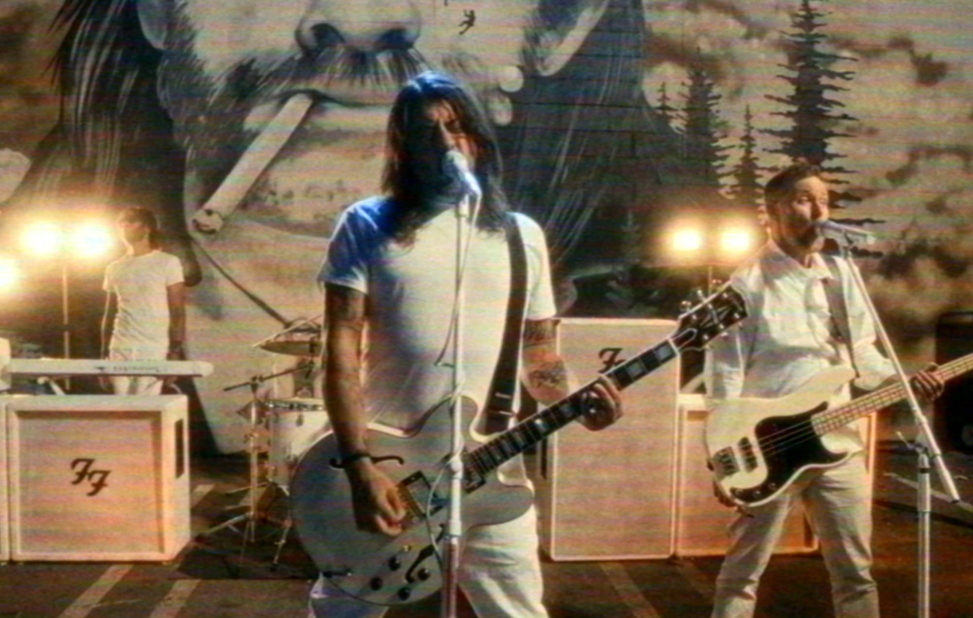 Foo Fighters står over for zombieapokalypse i blodig ny 'Spit Shine'-video, instrueret af Dave Grohl
