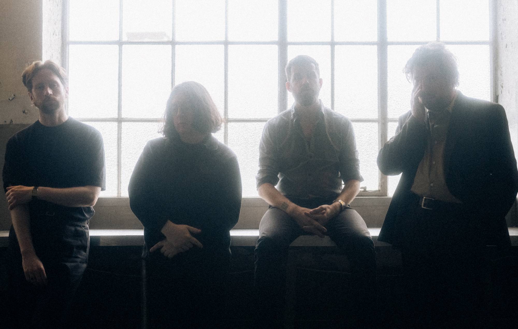 Gilla Band står over for "føler sig uelsket og har svært ved at formulere, hvad jeg rent faktisk tænker" på den første nye sang i fire år, 'Giraffe'