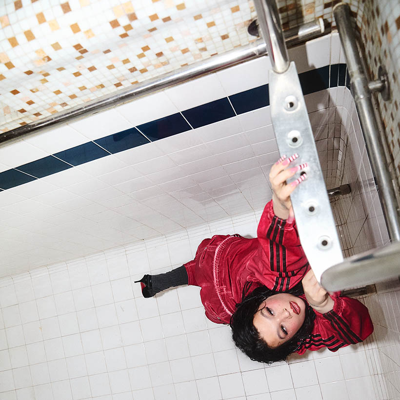 Hør Lola Youngs nye single 'From Down Here'