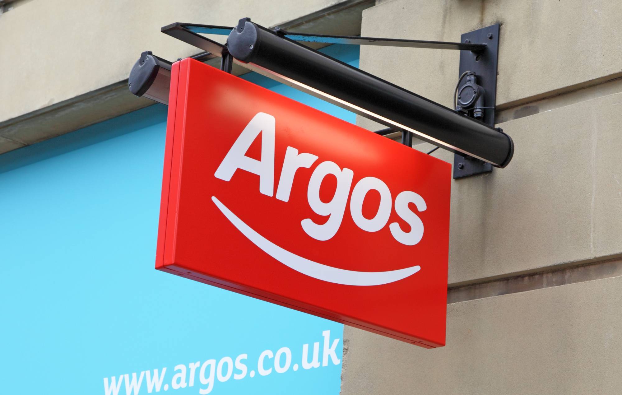 Politiet lukkede 100 mand store illegale rave i det forladte East London Argos