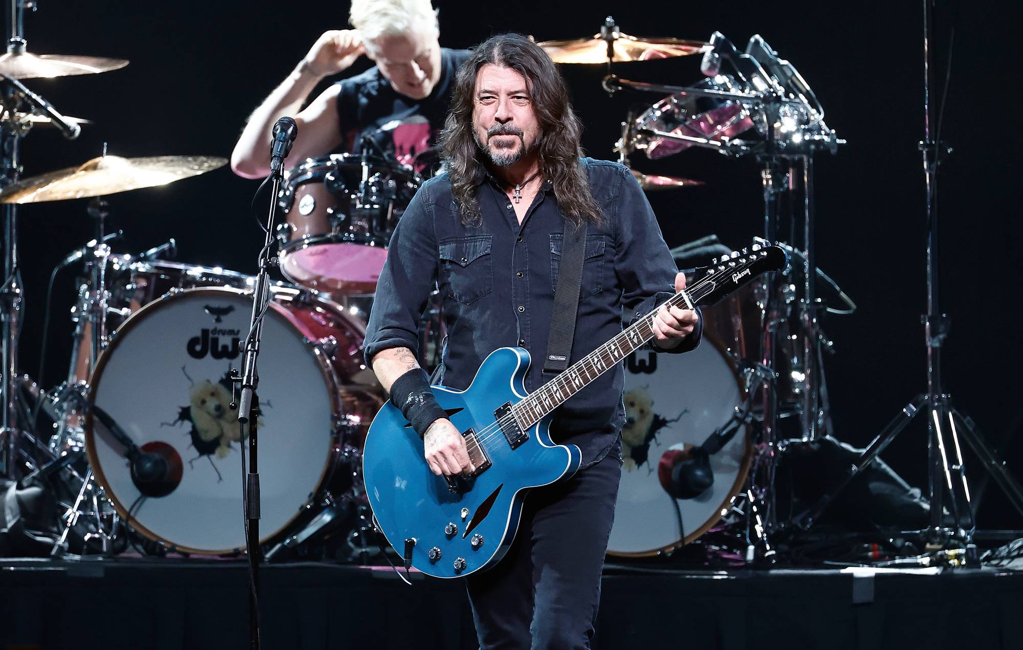 Se Foo Fighters blive intim og larmende med nye sange og klassikere til den første Tiny Desk-koncert