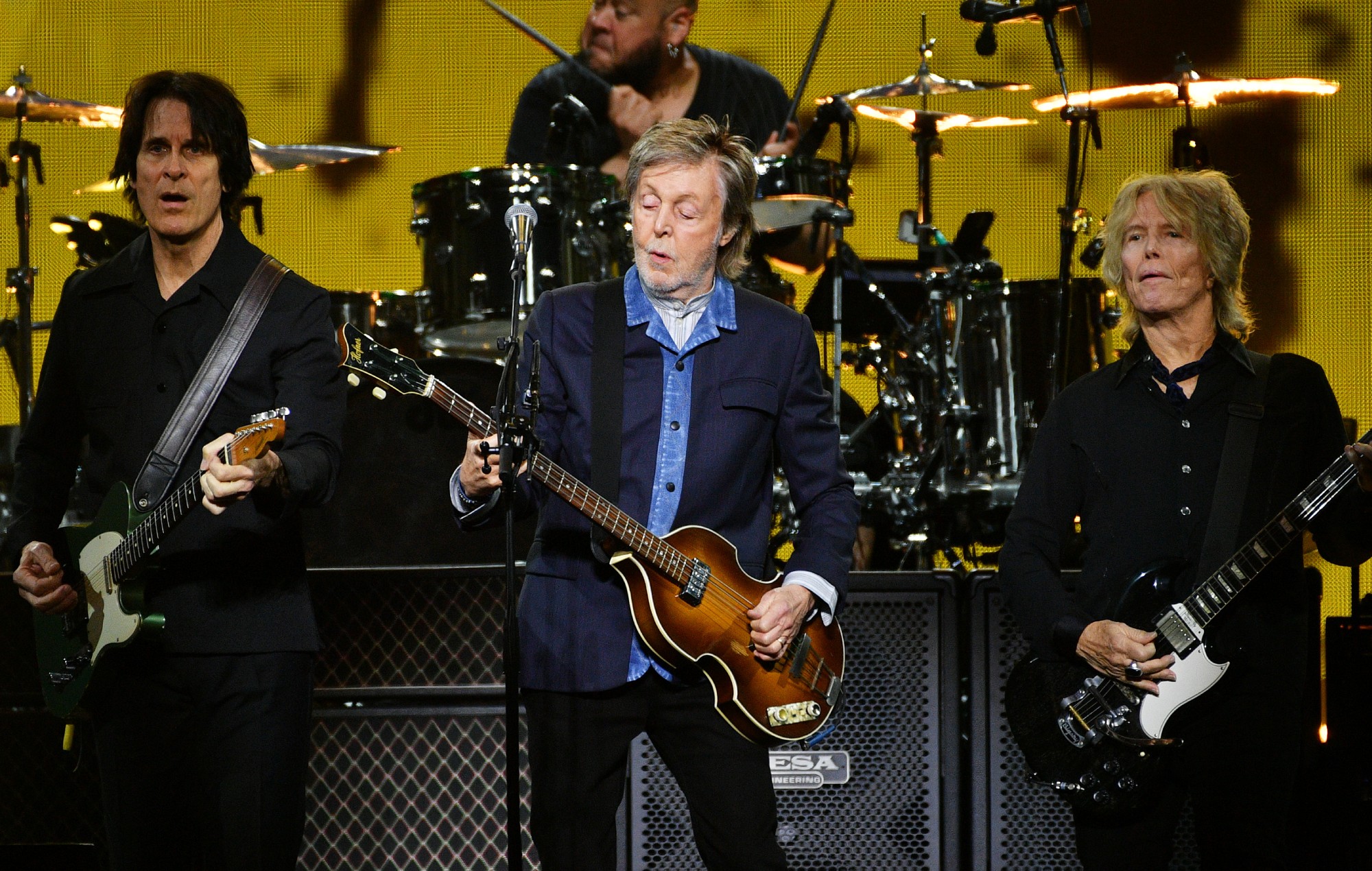 Se Paul McCartney lukke 'SNL' ud med overraskende optræden af ​​'Coming Up'