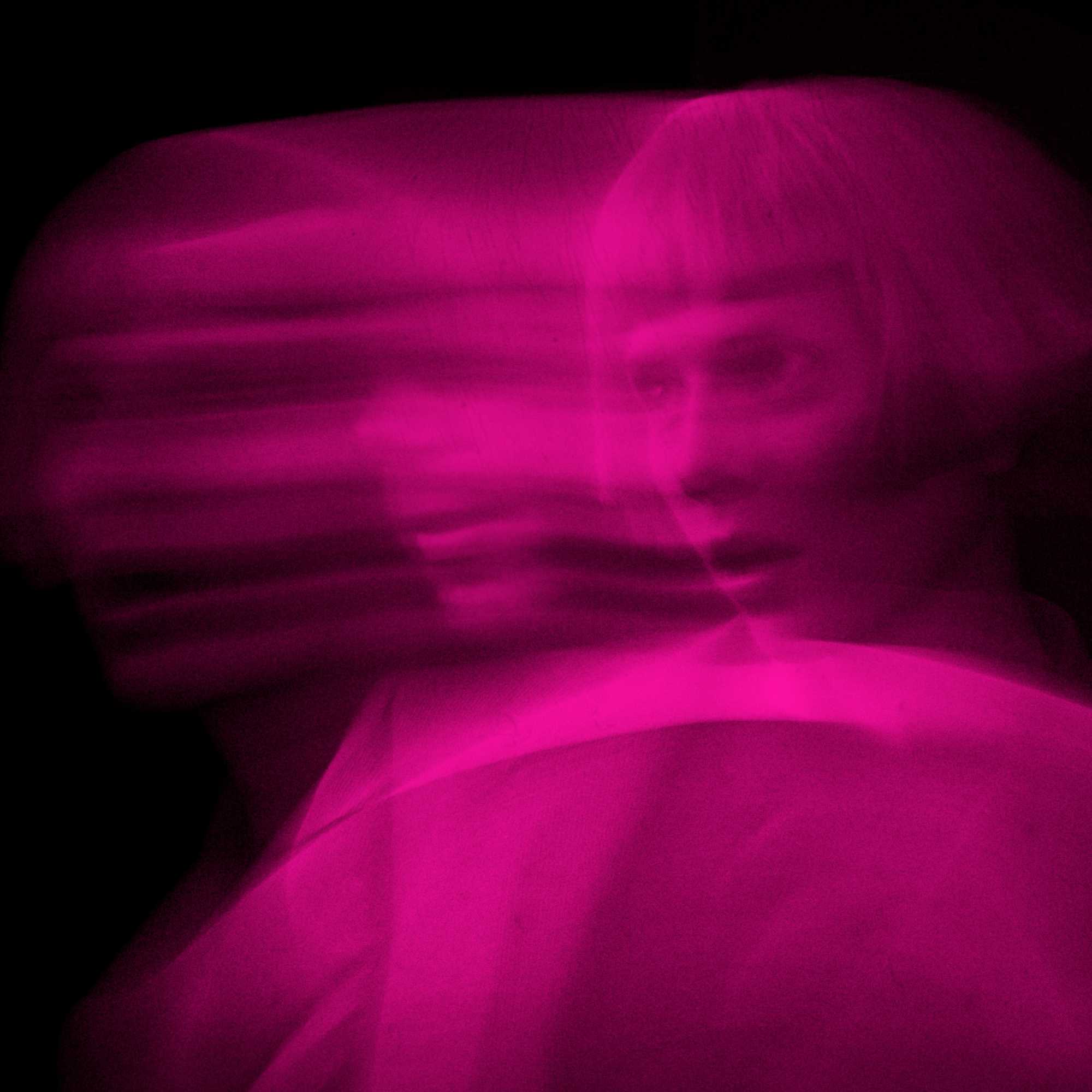 TOMORA annoncerer debutalbummet 'Come Closer'. Kredit: Tryk