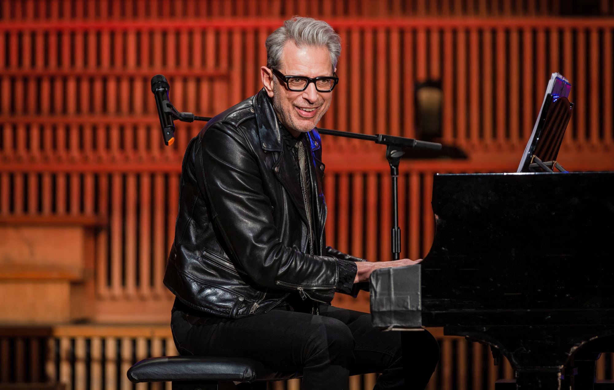 Jeff Goldblum optræder på Sendesaal des rbb i Berlin, Tyskland. (Foto: Frank Hoensch/Redferns)