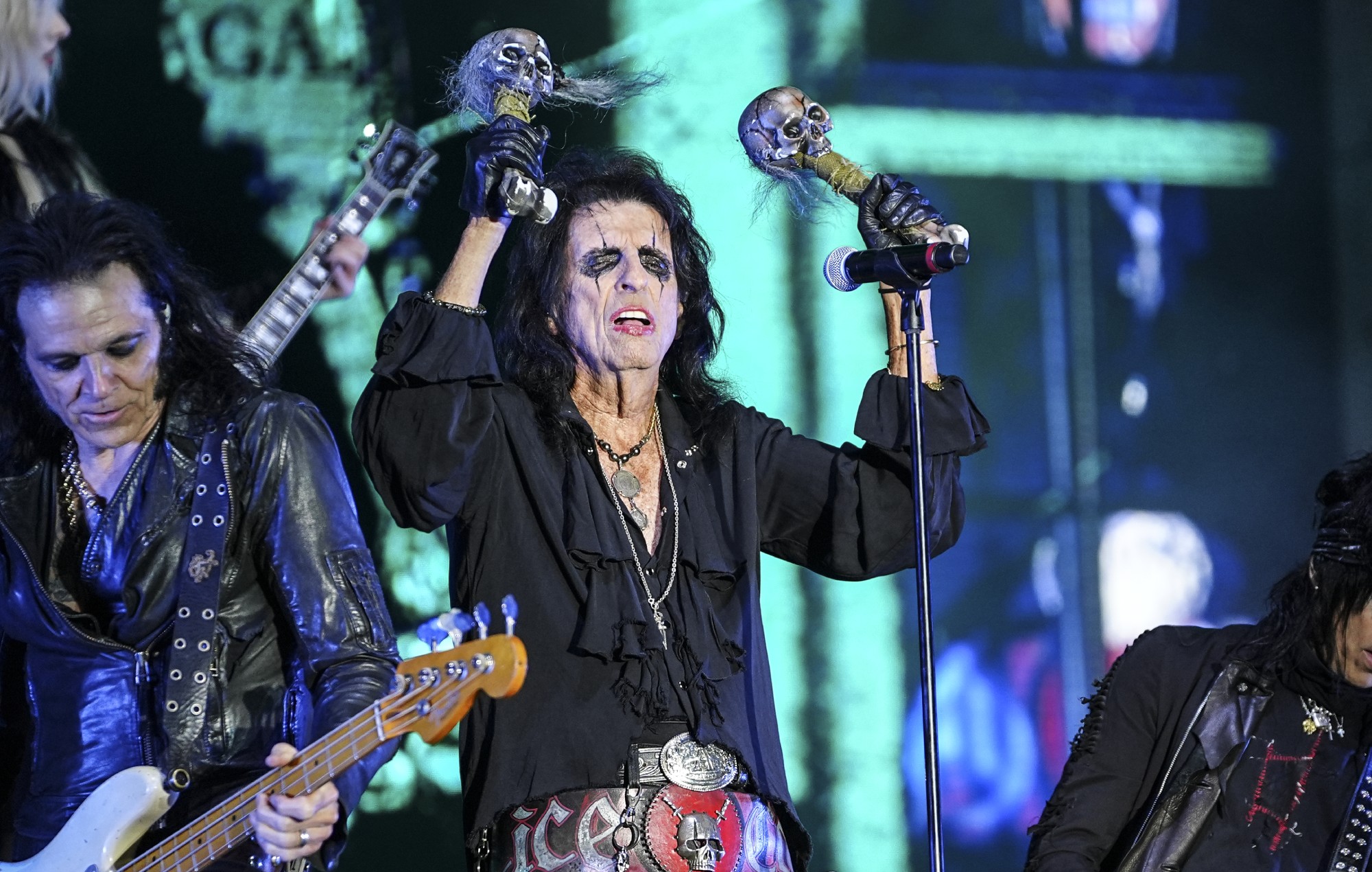 Alice Cooper takker manden, der fandt sit mistede kreditkort med underskrevet kopi af hans seneste album