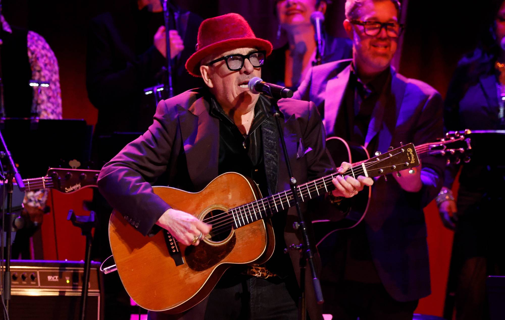 Elvis Costello om at fjerne N-ord fra 'Oliver's Army': "Folk sagde, 'That's wake'. Nå, gå til fuck dig selv"