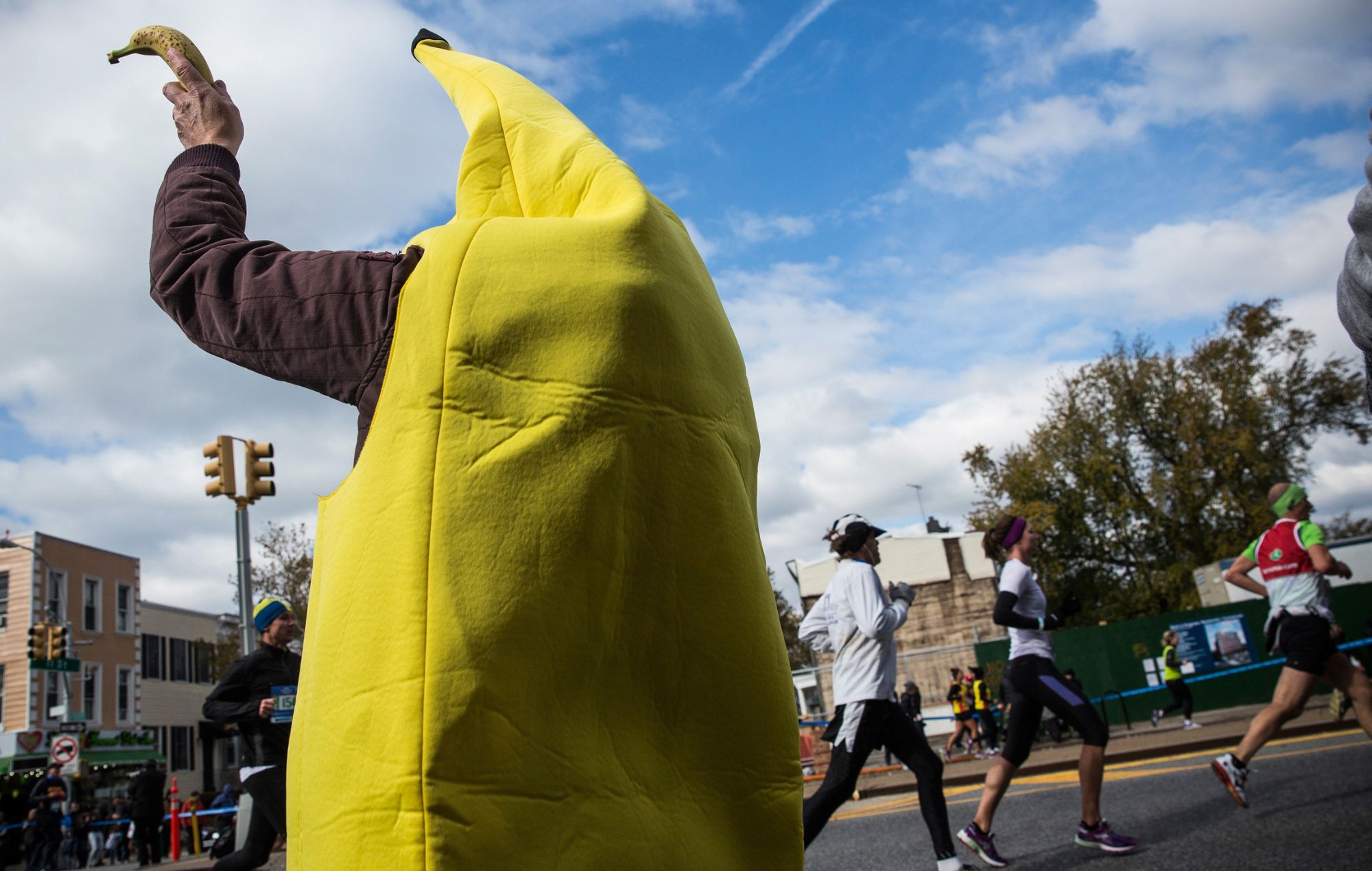 Fan i banankostume råber hardcore-bandet End It efter at være blevet angrebet af fans