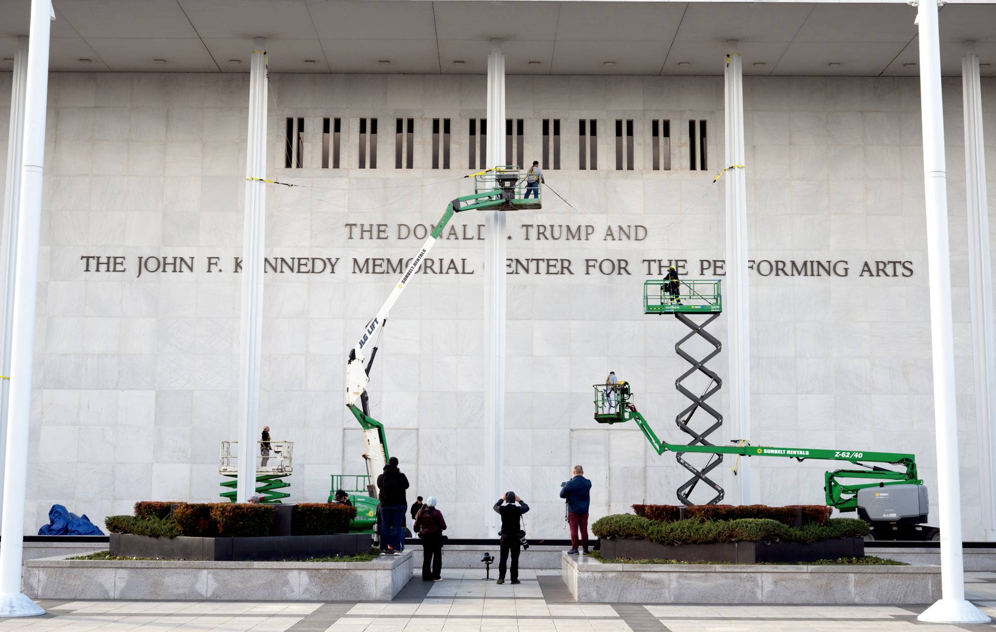 Kennedy Center-medarbejdere begynder at fjerne alle referencer til Donald Trump
