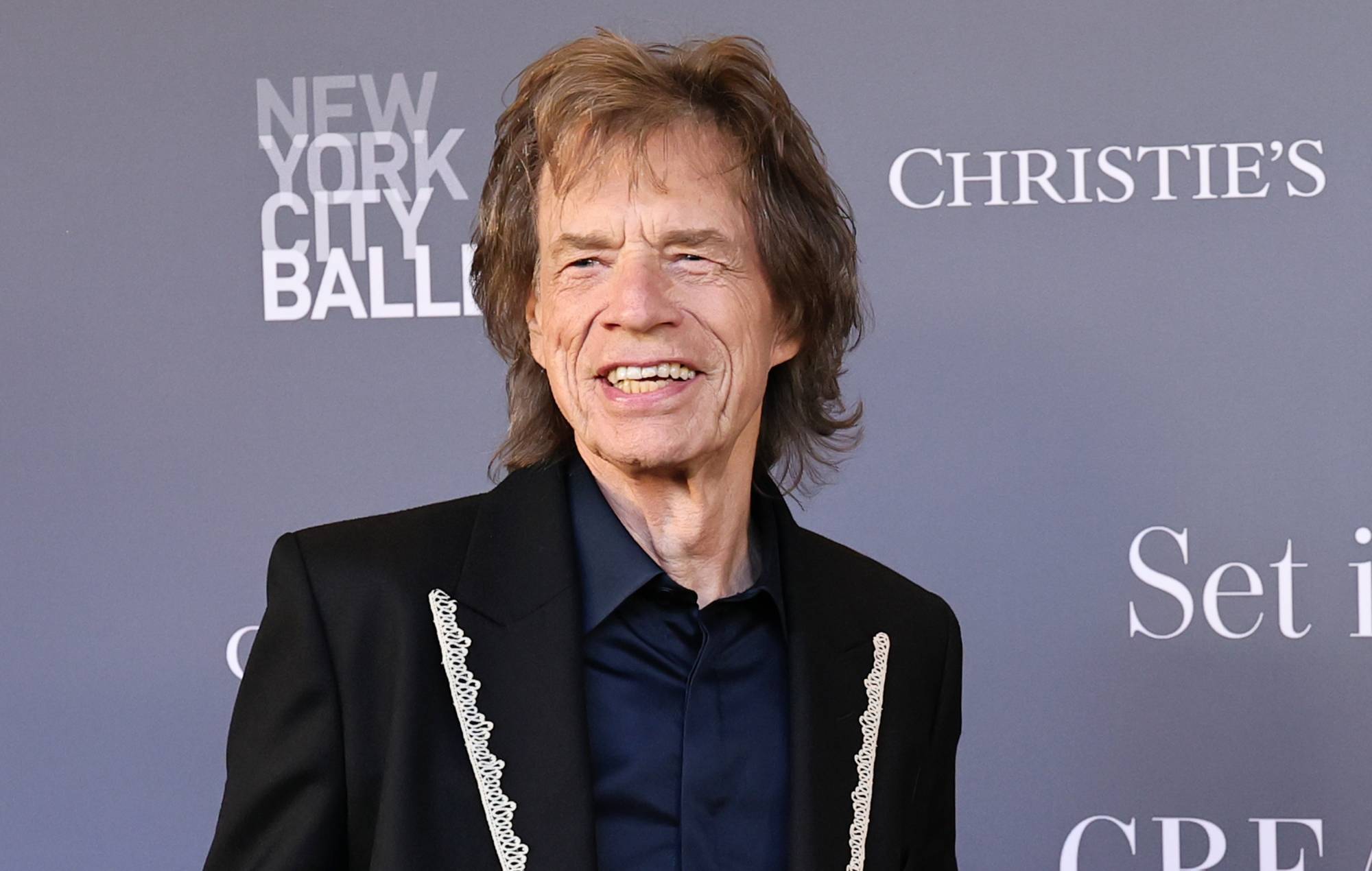 Mick Jagger indrømmer, at ideen om en Rolling Stones-biografi "interesserer" ham