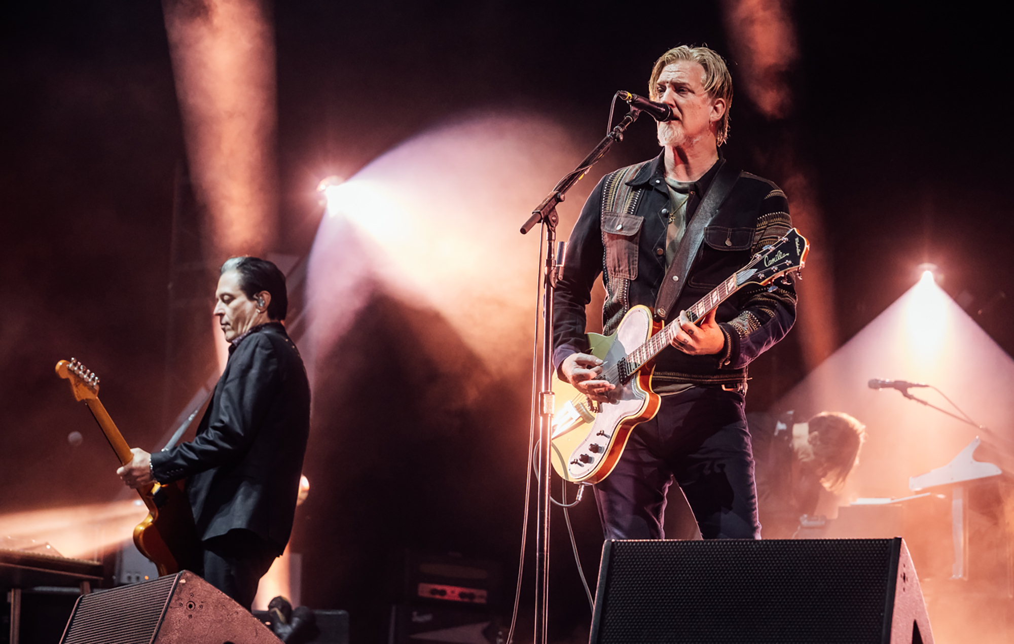 Queens Of The Stone Age bringer 'Era Vulgaris' dybe nedskæringer tilbage, mens de sparker europæisk turné med System Of A Down – her er hvad de spillede