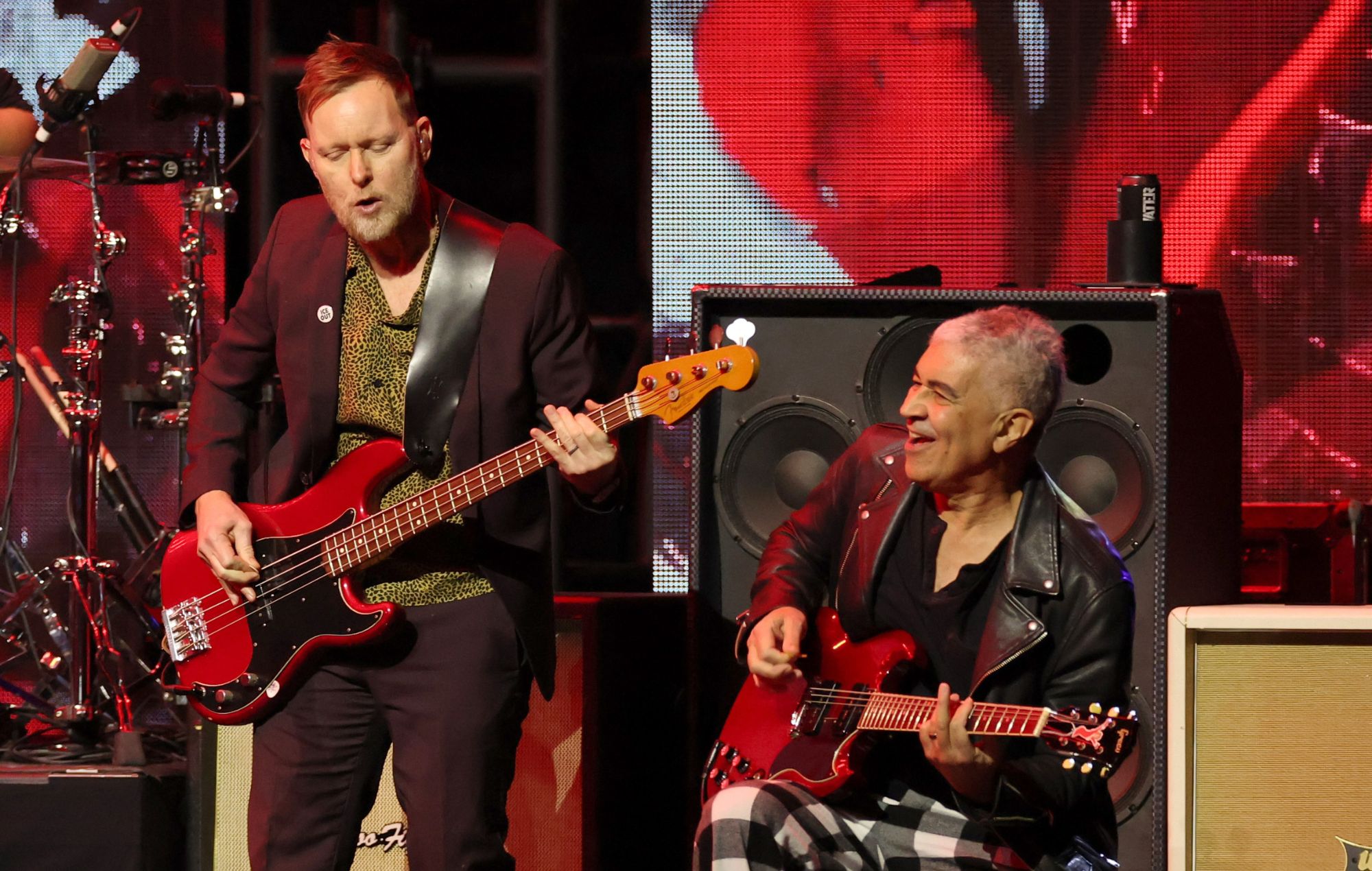 Se Nate Mendel vende tilbage for at synge Sunny Day Real Estate som Foo Fighters-cover 'Seven'