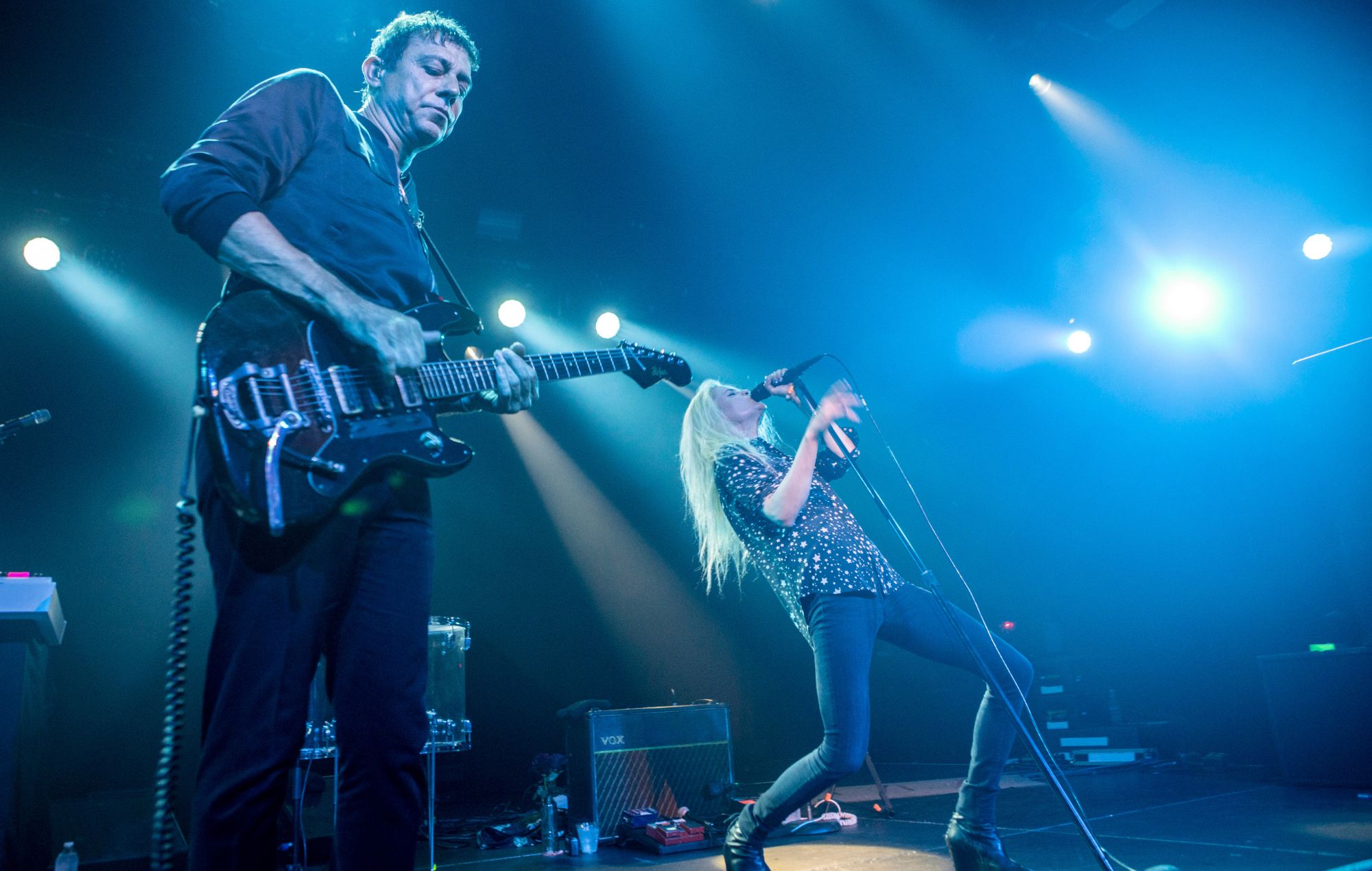 Jamie Hince og Alison Mosshart fra bandet The Kills optræder