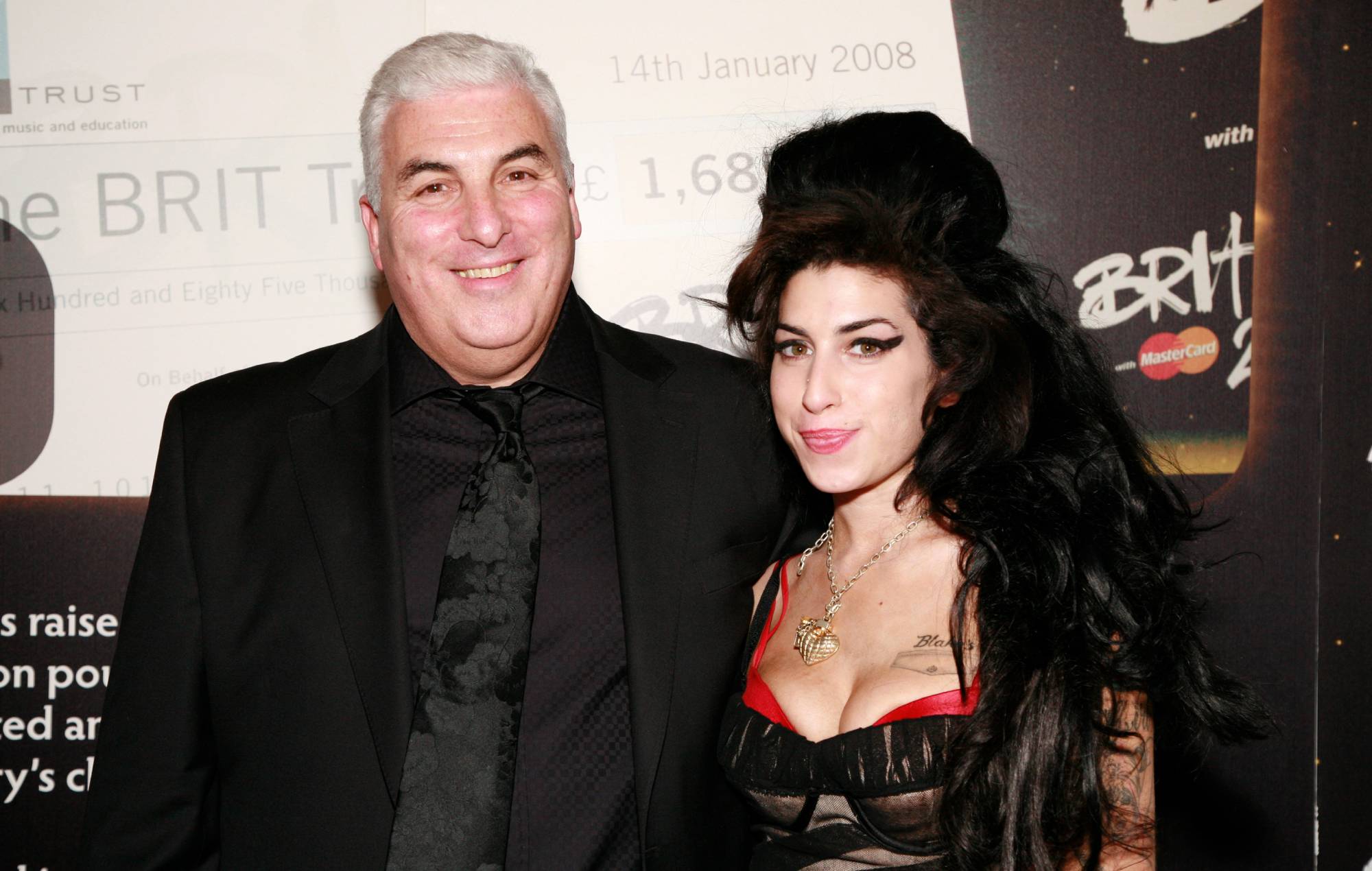 Amy Winehouses far beordrede at betale næsten 1 million pund til den afdøde sangerindes venner