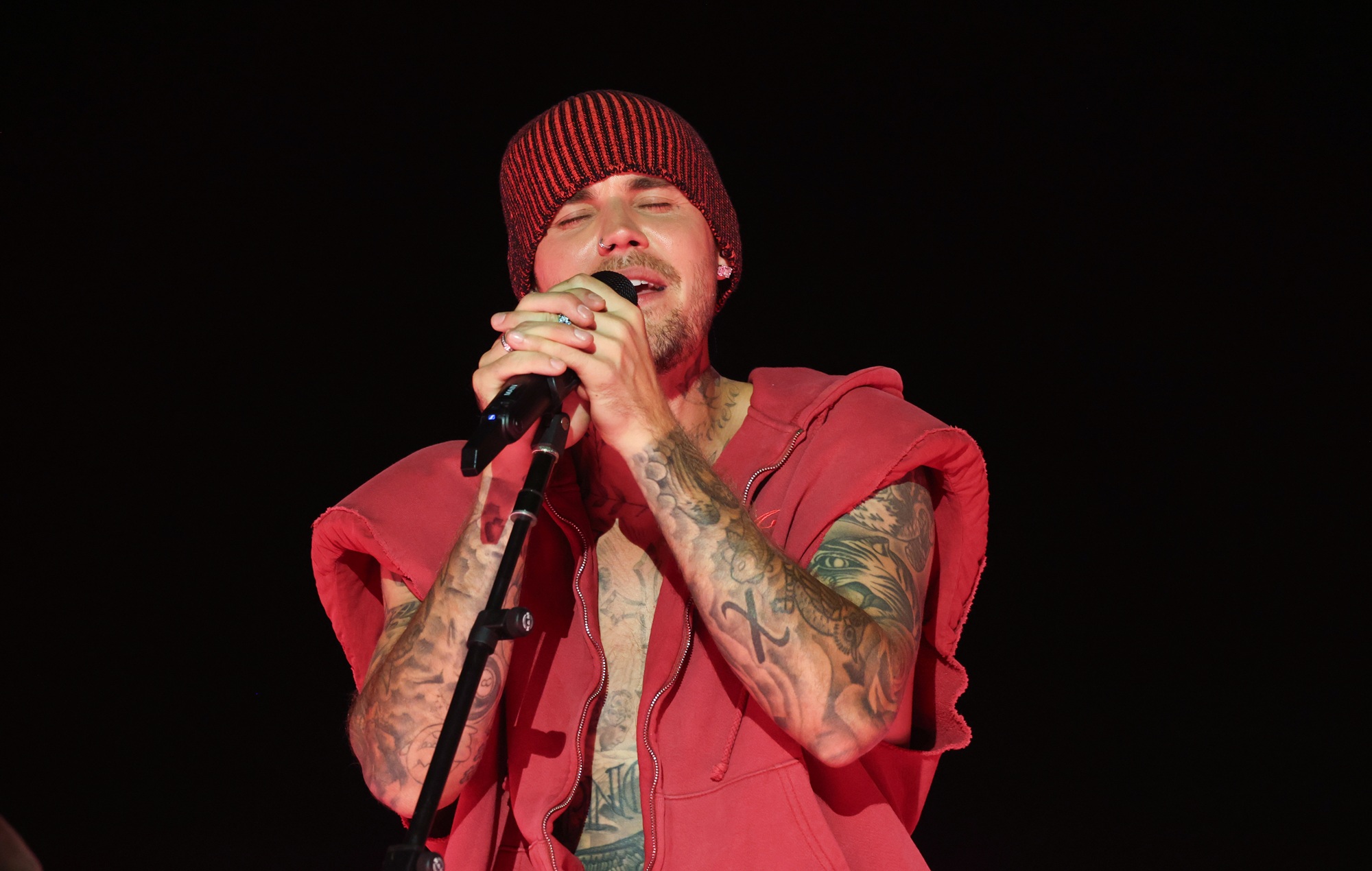 Justin Bieber slutter sig til line-up til Chris Martins FIFA World Cup-finale halvtidsshow sammen med Madonna, Shakira og BTS
