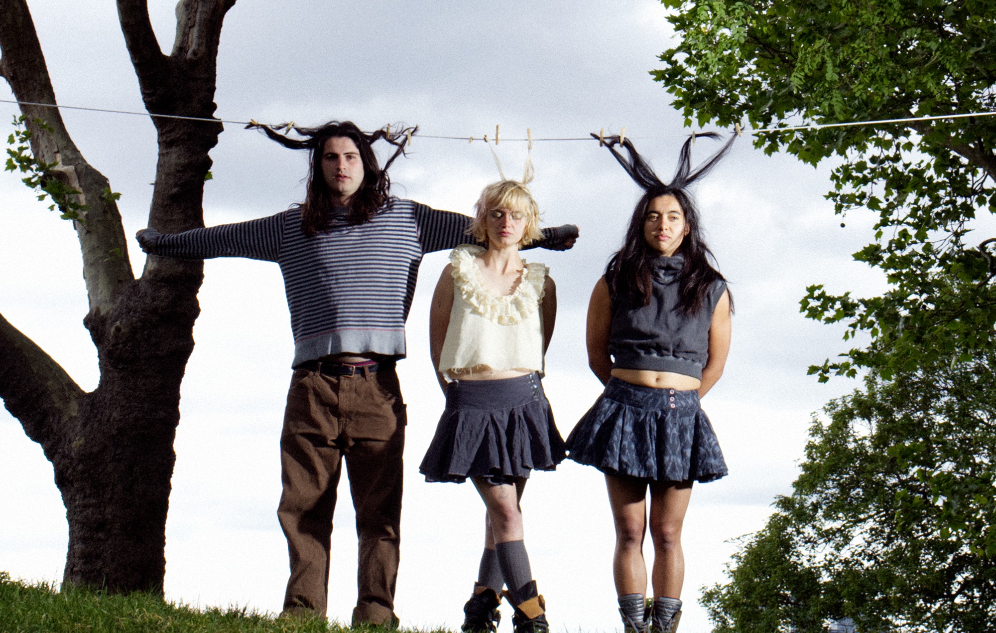 Mary In The Junkyard – 'Role Model Hermit': filmisk debut, der balancerer grus og storhed
