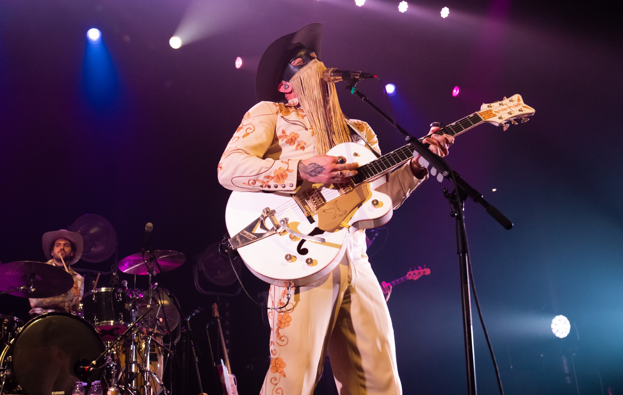 Orville Peck beskriver afhængigheds"spiral", der førte til næsten dødelig overdosis i 2023: "Et stort vendepunkt for mig"