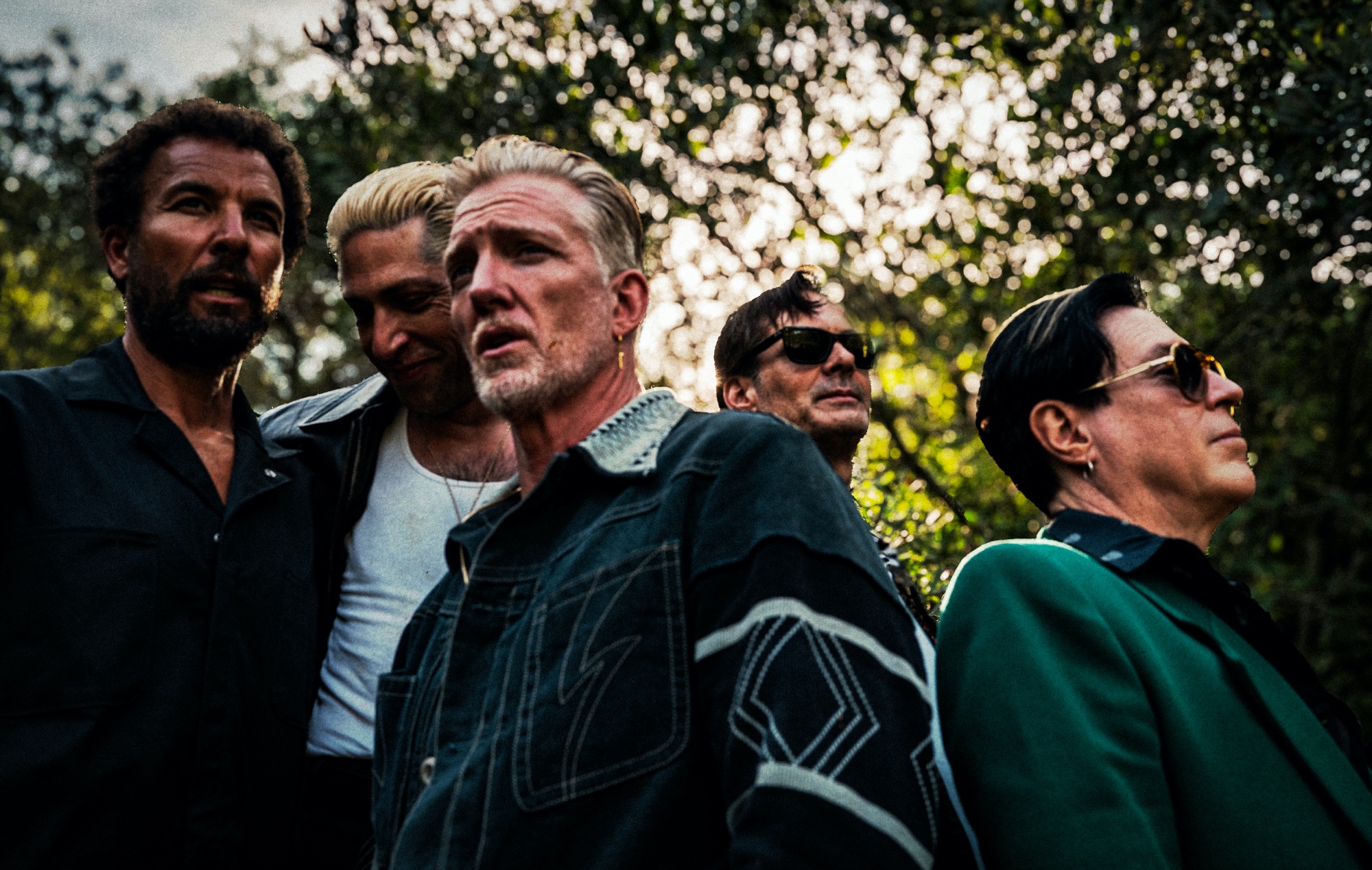 Queens Of The Stone Age vender tilbage med den psykedeliske nye single 'Easy Street': "Det er som at ramme dit sjove ben, hvor det er sjovt, fordi det gør ondt, og det gør ondt, fordi det er sjovt"