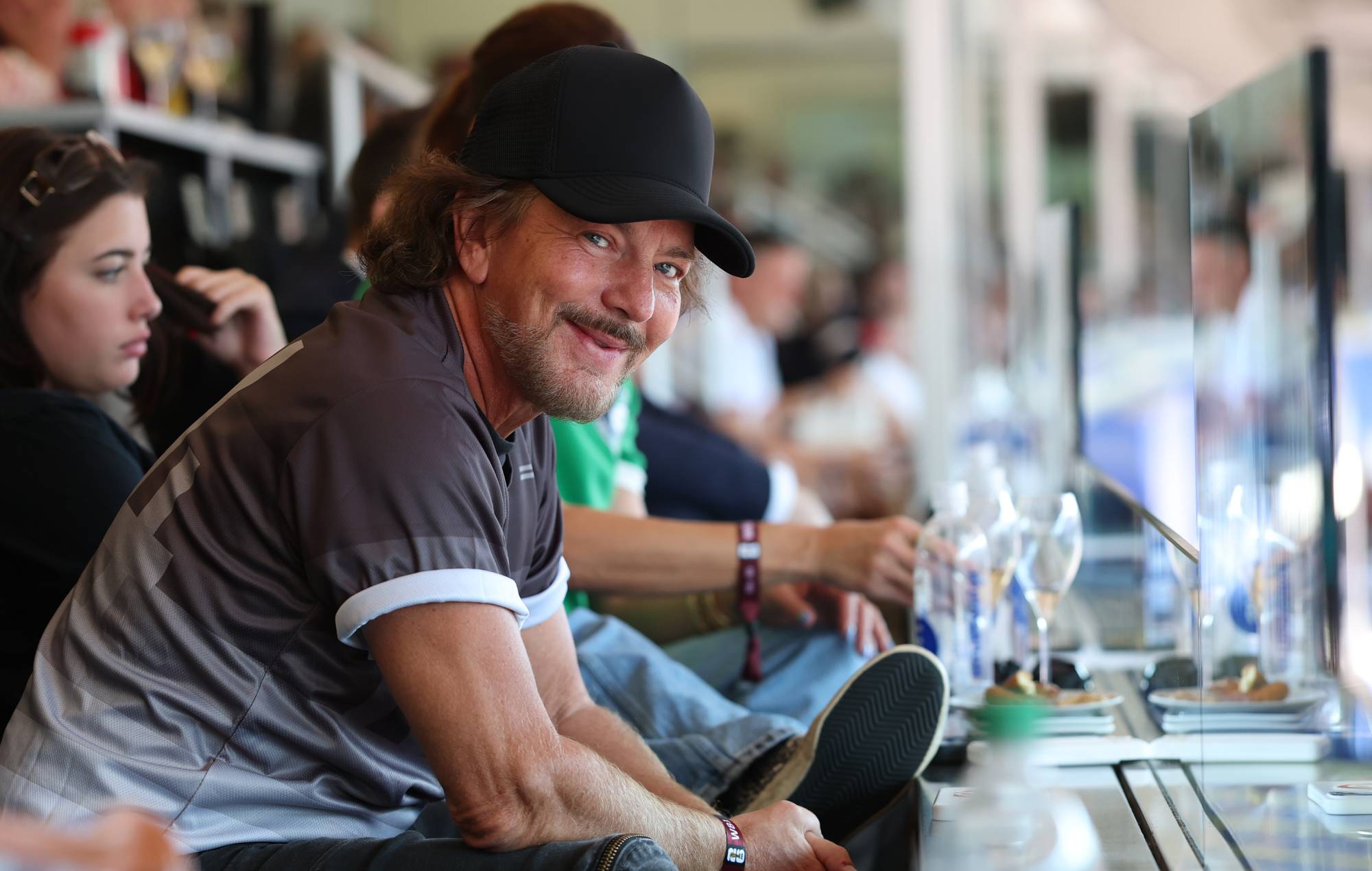 Se Eddie Vedder nyde herligheden, mens Pearl Jams 'Alive' spilles under hydreringspausen i USA mod Belgiens VM-kamp