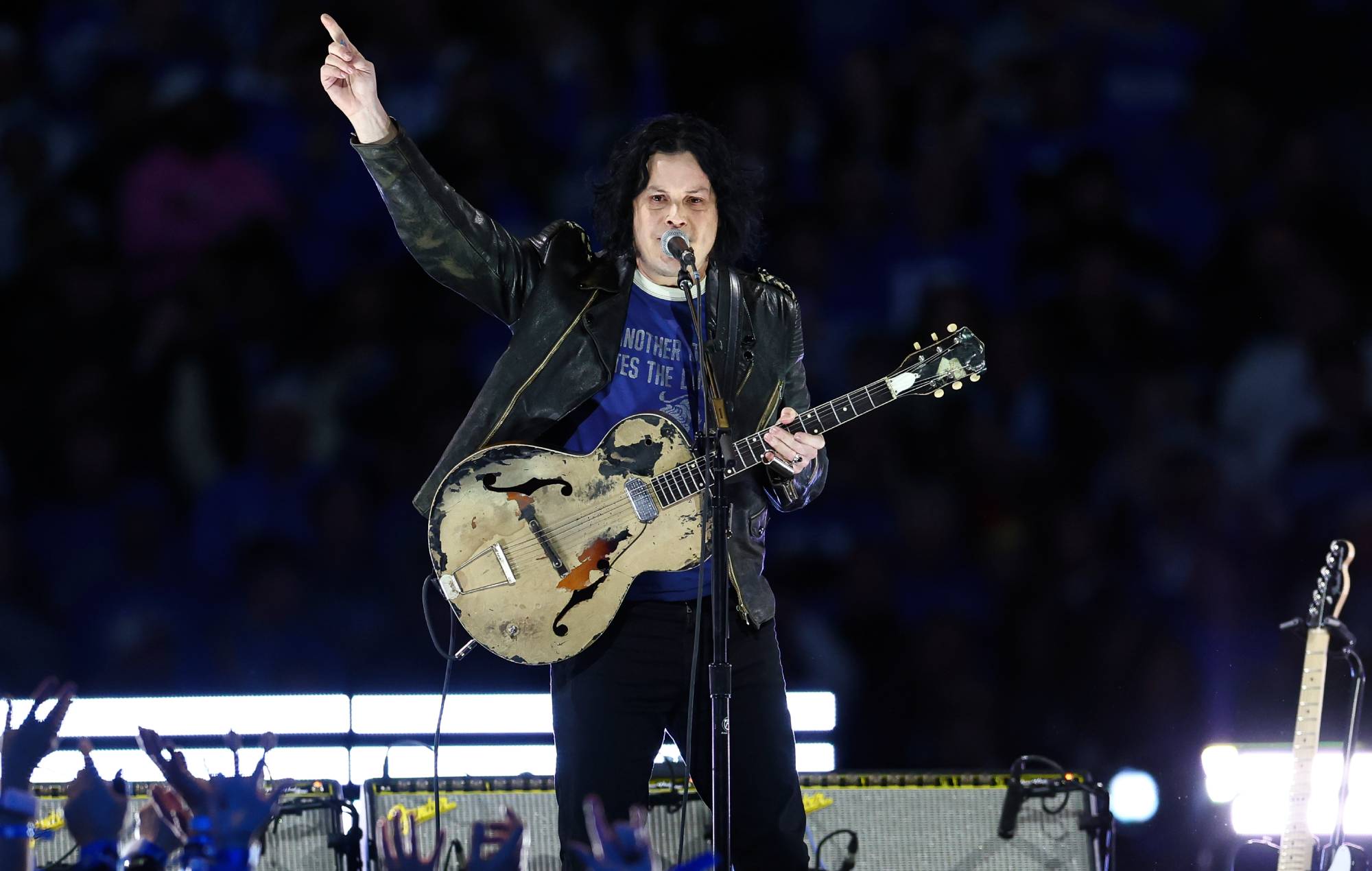 Se Jack White spille tre sange med datteren Scarlett på bas i Brooklyn