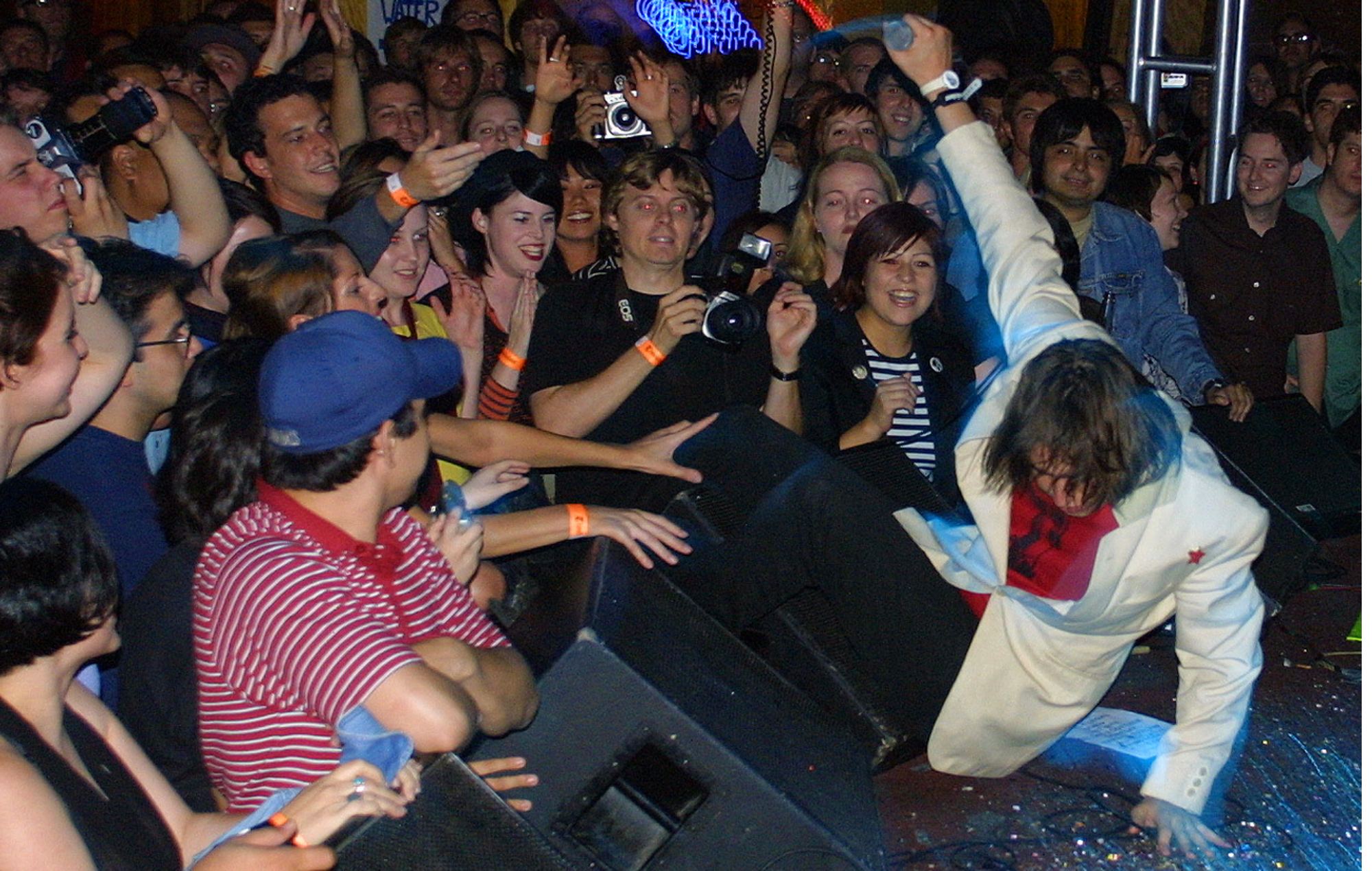 Julian Casablanca fra The Strokes at the Troubadour i Hollywood i 2002 (Foto af Gina Ferazzi/Los Angeles Times via Getty Images)