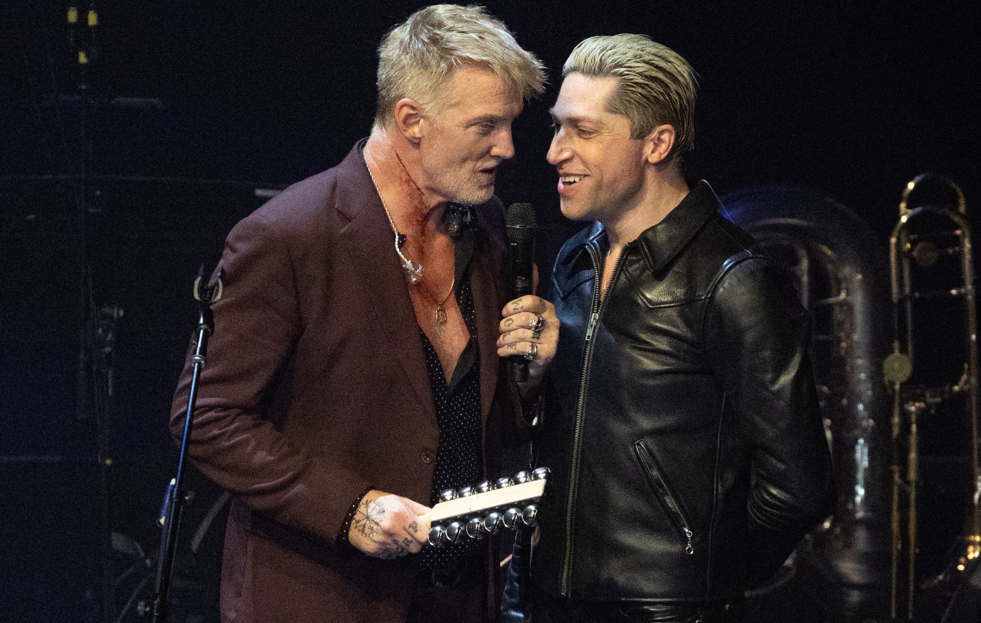 Josh Homme og Michael Shuman fra Queens of the Stone Age optræder på scenen under en 51. sæson-optagelse af Austin City Limits (Foto af Rick Kern/Getty Images)