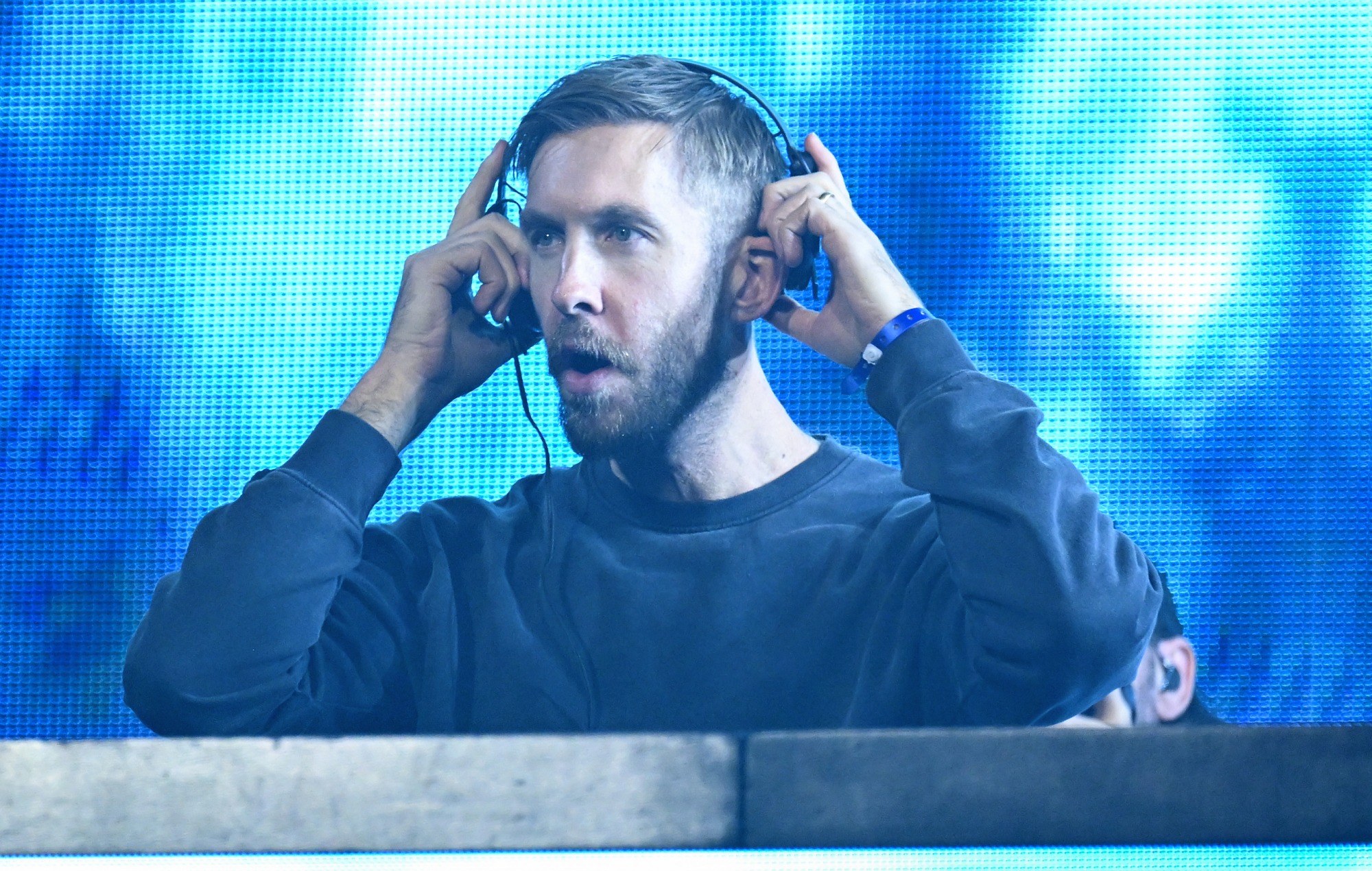 Calvin Harris-fan går viralt efter at være blevet ramt af pizza, mens han filmede koncert på telefonen