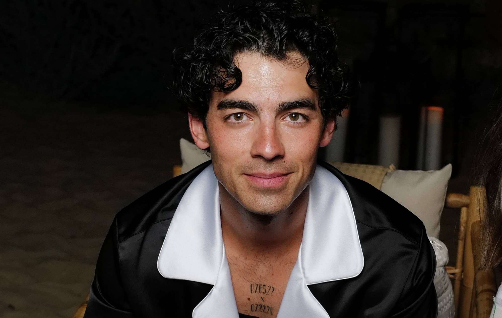 Joe Jonas siger, at han søgte terapi for sit lave albumsalg