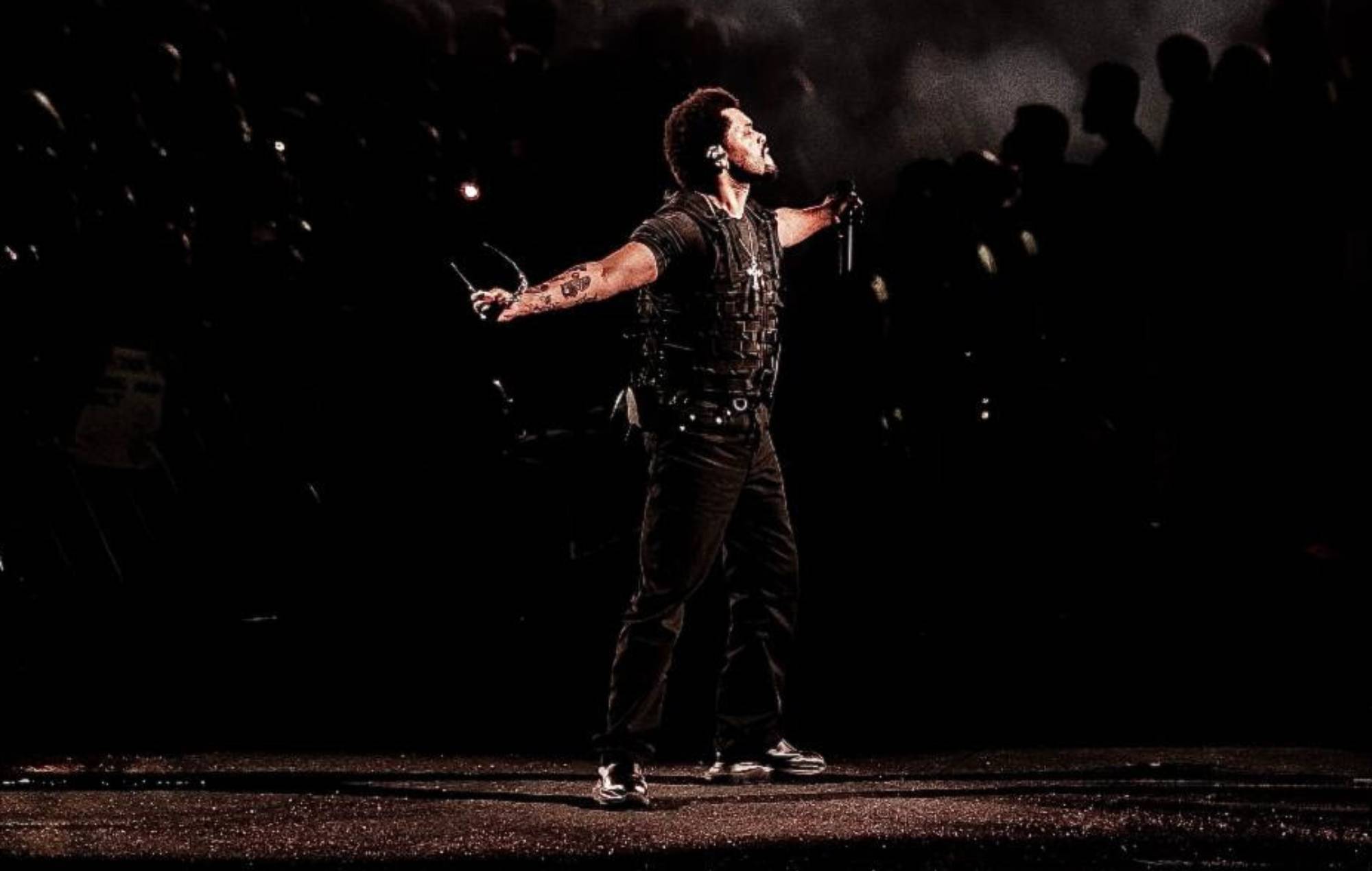 The Weeknd afslutter fem-nætters udsolgt løb på Wembley Stadium og indsamler mere end $350.000 til velgørenhed