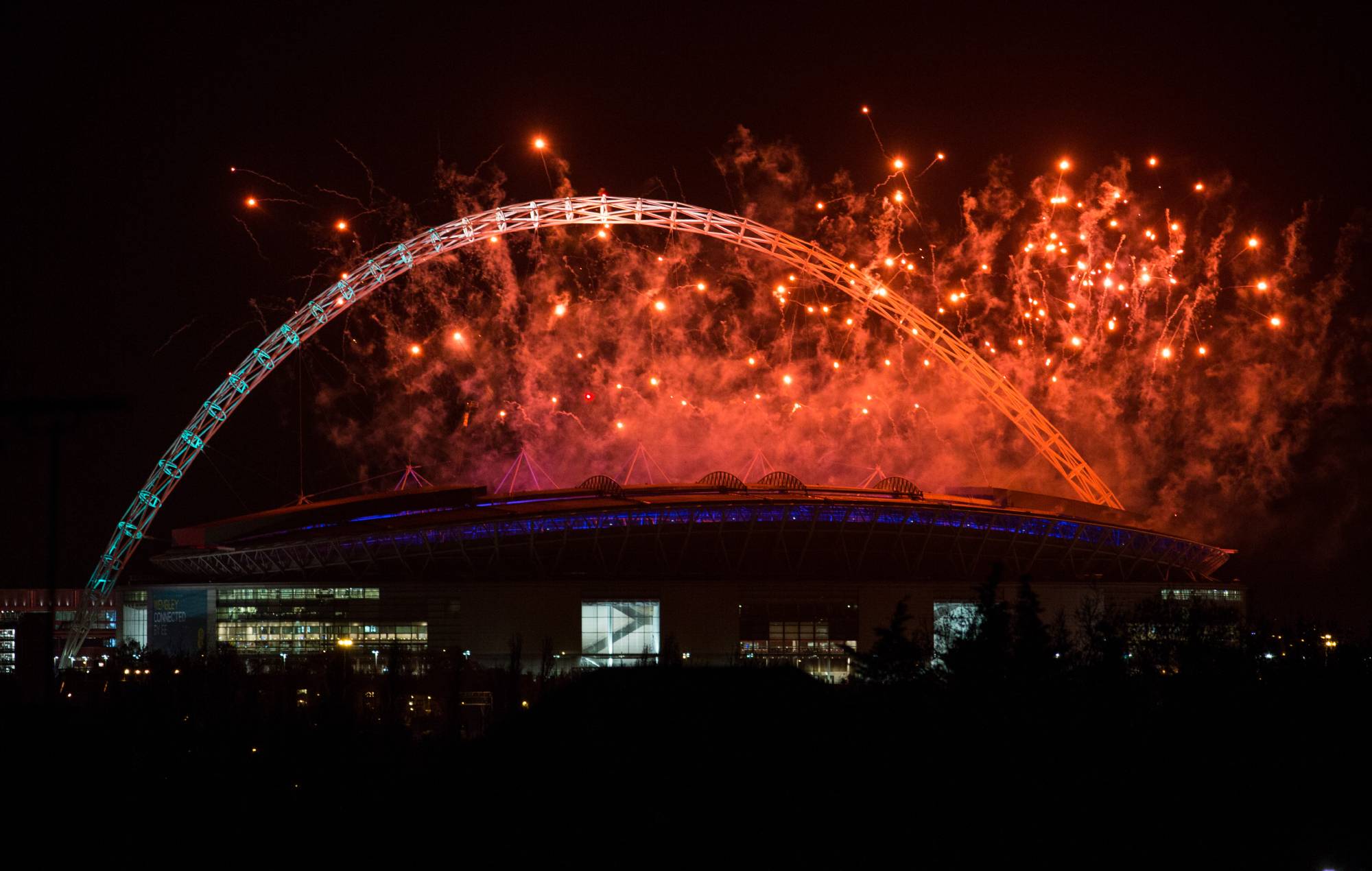 Wembley Stadium kritiseret, efter at The Weeknd-fyrværkeri-showet går i gang timer efter en nødalarm for naturbrand