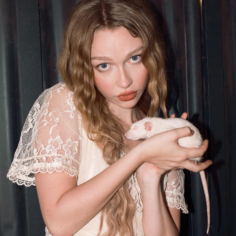Mollie Elizabeth konfronterer Being Misheard på 'Petty Crimes'