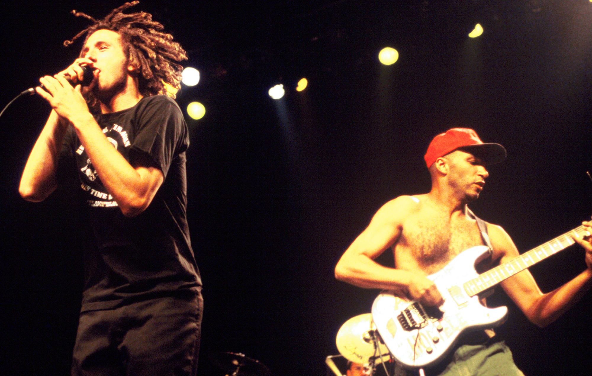 Zack De La Rocha og Tom Morello fra Rage Against The Machine. 1996 (Foto af Tim Mosenfelder/Getty Images)