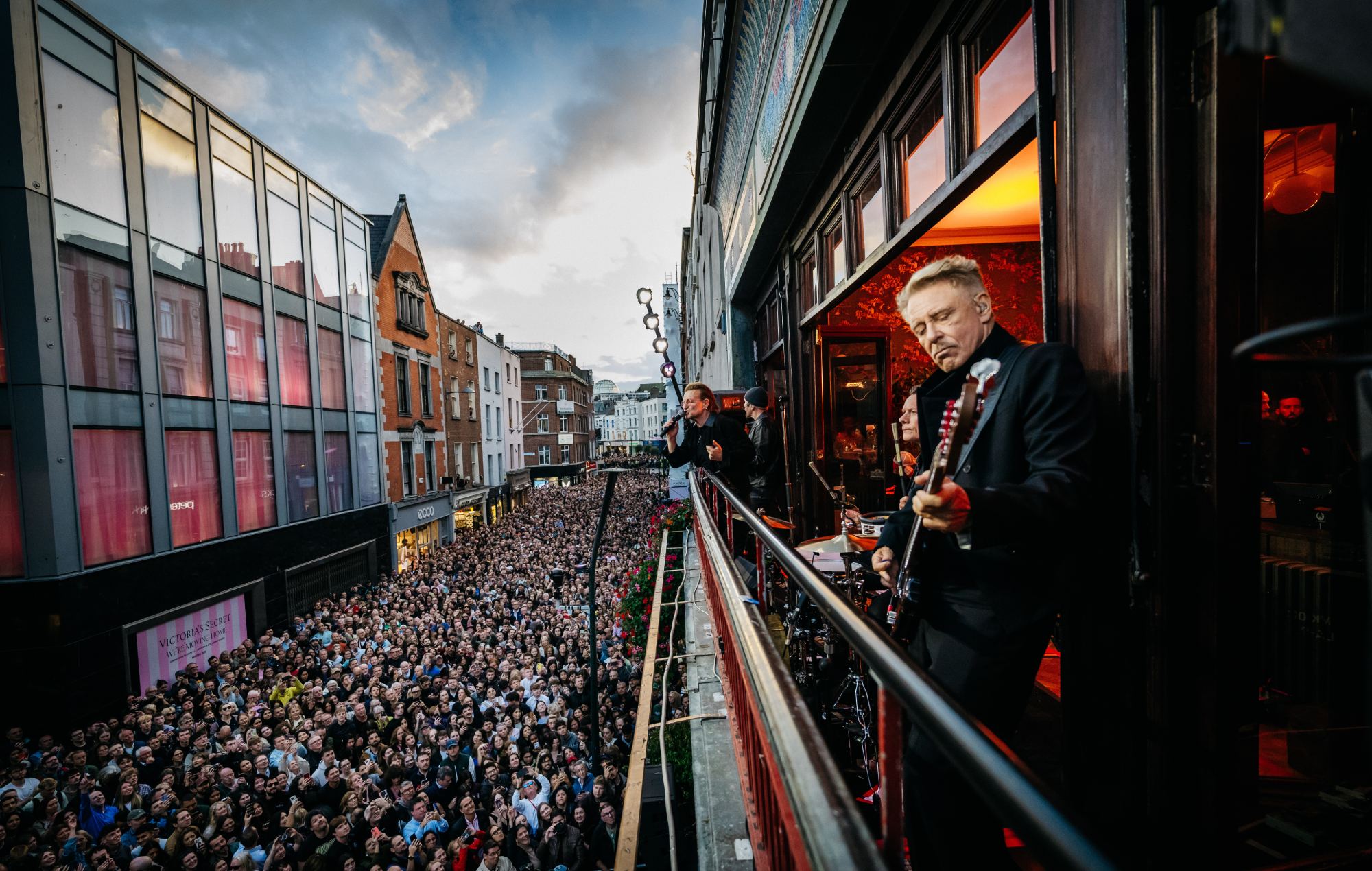 U2 live på Grafton Street, Dublin. Kredit: Rich Fury