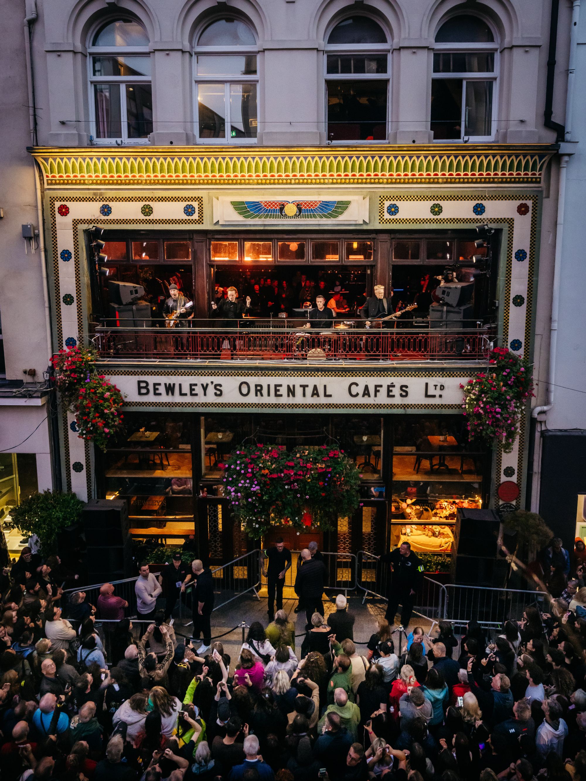 U2 live på Grafton Street, Dublin. Kredit: Rich Fury