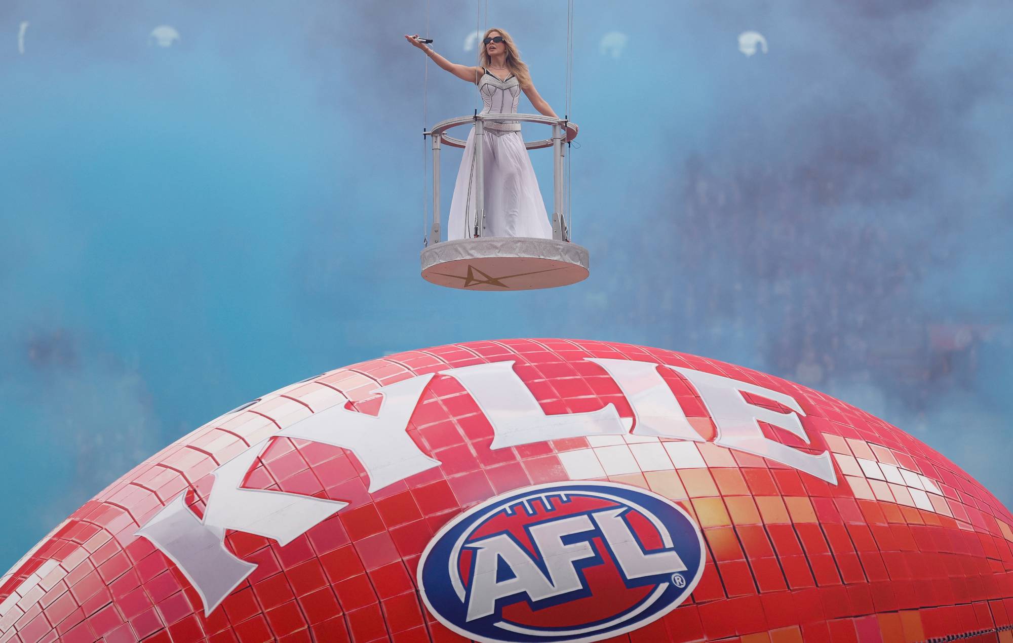 Se Kylie Minogues episke optræden fra AFL Grand Final