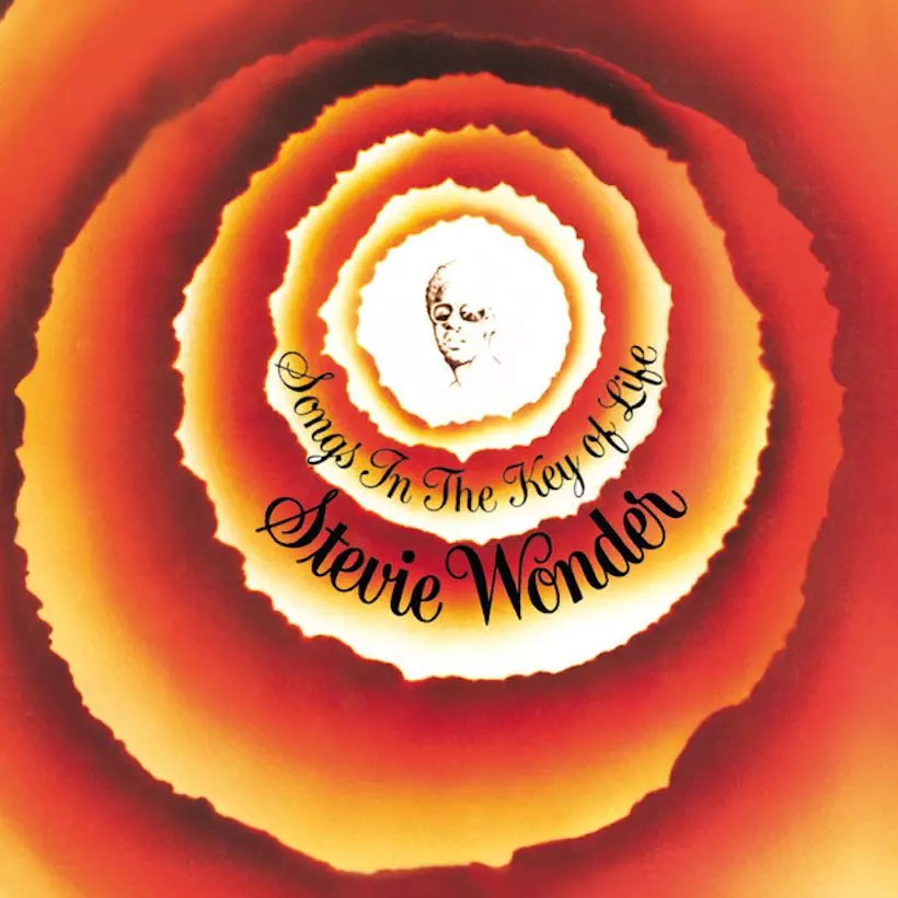Stevie Wonder annoncerer sange i Key of Life 50-års jubilæumsturné