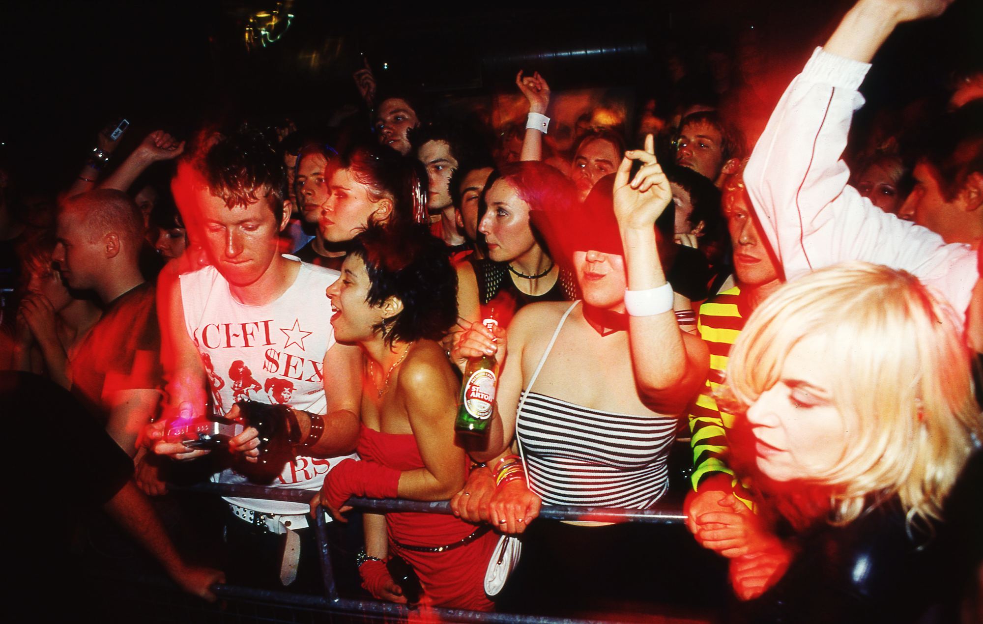 Publikum til Peaches at Trash at The End den 8. december 2001 i London. (Foto af Jim Dyson/Getty Images)