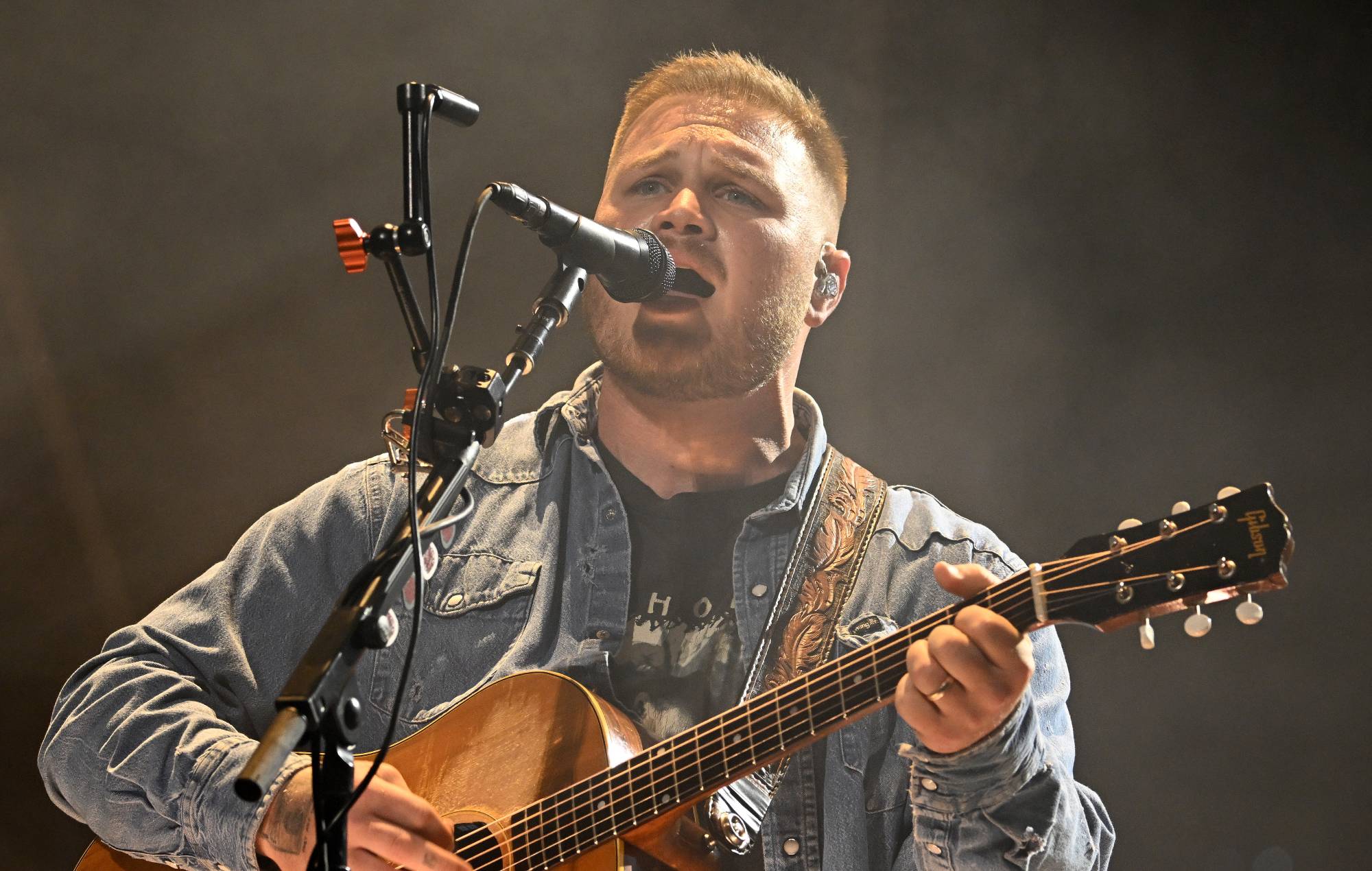 Zach Bryan bærer 'Free Palestine'-trøje på Gillette Stadium efter Robert Kraft-Macklemore-rækken
